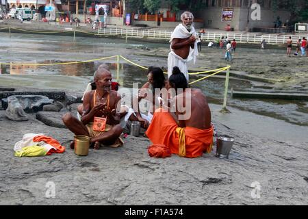 Nashik, Indien. 31. August 2015. Hindu Anhänger ein Bad im Fluss Godavari während Sinhasth Kumbha Mela am Ramghat in Nashik zu nehmen. Bildnachweis: Ravi Prakash/Pacific Press/Alamy Live-Nachrichten Stockfoto