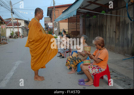 Provinz Loei, Thailand. 15. Oktober 2014. Chiang Khan einheimischen Alltag indem Sie beginnen Ihren Tag früh warten die Prozession der Mönche und Almosen zu bieten. Die Chiang Khan Menschen nur schöpfen einen Teil der klebrigen Reis in einem kleinen Bambus-Paket von hand und steckte sie in den Mönch Schüssel, Provinz Loei, Thailand © Andrey Nekrassow/ZUMA Wire/ZUMAPRESS.com/Alamy Live-Nachrichten Stockfoto