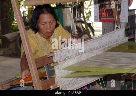 15. Oktober 2014 - Provinz Loei, Thailand - eine Seniorin Tai Dam arbeiten auf alten hölzernen Webstuhl, Loei Provinz, Thailand (Credit-Bild: © Andrey Nekrassow/ZUMA Wire/ZUMAPRESS.com) Stockfoto