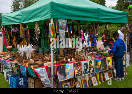 Eine afrikanische stall verkaufen hölzerne Carvings und Bilder im West Park Wolverhampton West Midlands UK Stockfoto