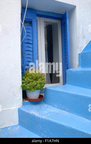 Blaue Schritte und Fensterläden in Skiathos Stadt Stockfoto