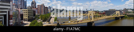 Eine Panorama-Aufnahme der drei Schwestern Brücken über den Allegheny River in Pittsburgh, Pennsylvania. Stockfoto