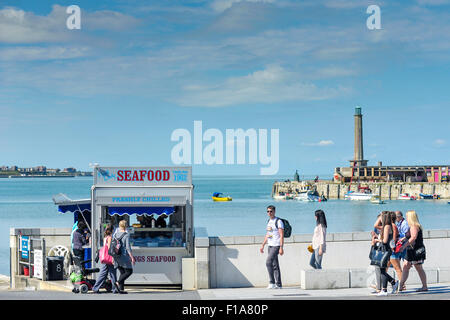 Margate promenade Kent-Menschen zu Fuß entlang der Promenade in Ramsgate, Kent. Stockfoto