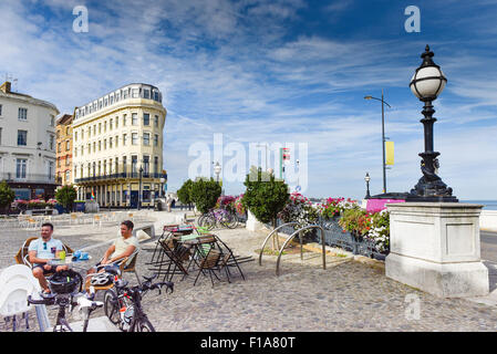 Menschen entspannen direkt am Meer in Margate, Kent. Stockfoto