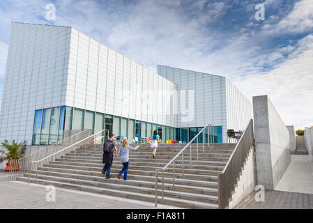 Einreisende in die Turner Contemporary Gallery in Margate, Kent. Stockfoto