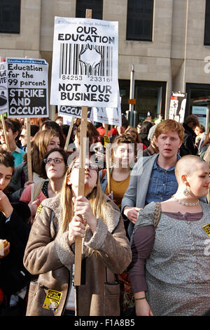 Demonstranten marschieren vorbei Parlament Protest gegen steigende Studiengebühren. Stockfoto