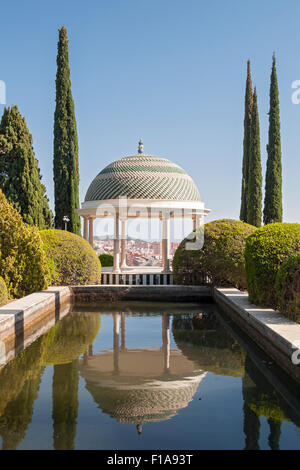 Teich und Pavillon in Concepcion Botanischer Garten. Malaga. Andalusien