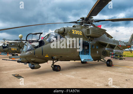 MI-35M Hubschrauber auf der MAKS 2015 Air Show in Moskau, Russland Stockfoto
