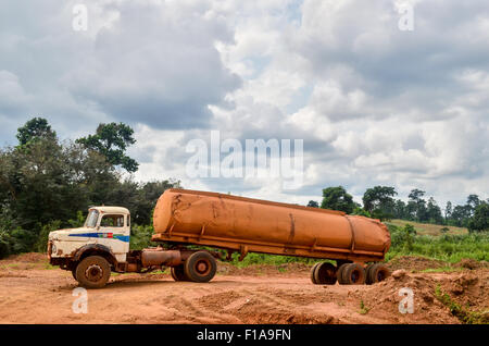 LKW auf einem Feldweg rote Erde in ländlichen Regionen Afrikas Stockfoto