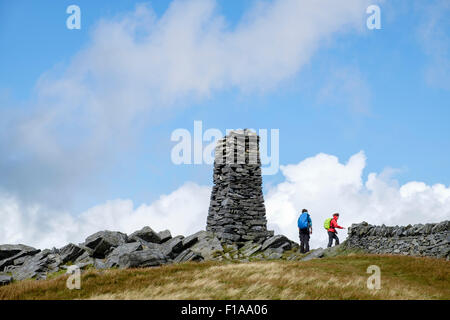 Zwei weibliche Wanderer von der Obelisk auf Mynydd Tal-y-Mignedd Berg auf Nantlle Ridge in Berge von Snowdonia, North Wales, UK Stockfoto