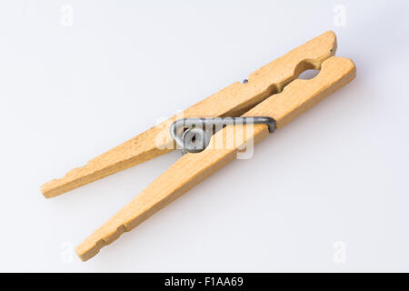 Alte hölzerne Kleidung pin auf weißem Hintergrund Stockfoto