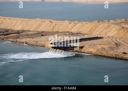 Outlet-Rohre pumpt Wasser in Suez-Kanal aus Wüste Bau des neuen Abschnitts der Suezkanal Ägypten. Stockfoto