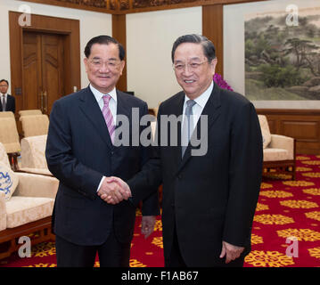 Peking, China. 31. August 2015. Yu Zhengsheng (R), Vorsitzender des Nationalkomitees der chinesischen politischen Beratenden Konferenz (CPPCC), trifft sich mit Lien Chan, ehemaliger Vorsitzender der Kuomintang (KMT), Taiwan, die regierende Partei, und andere von der Insel, in Peking, Hauptstadt von China, 31. August 2015. © Wang Ye/Xinhua/Alamy Live-Nachrichten Stockfoto