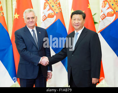 Peking, China. 31. August 2015. Chinese President Xi Jinping (R) trifft sich mit der serbische Präsident Tomislav Nikolic in der großen Halle des Volkes in Peking, Hauptstadt von China, 31. August 2015. © Huang Jingwen/Xinhua/Alamy Live-Nachrichten Stockfoto