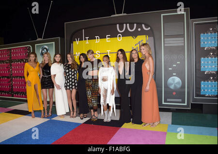 Los Angeles, Kalifornien, USA. 30. August 2015. Modelle Gigi Hadid, Martha Hunt, Schauspielerin Hailee Steinfeld, Modell Cara Delevingne, Schauspielerin Selena Gomez, Taylor Swift, Modell Serayah, Schauspielerin Mariska Hargitay, Models Lily Aldridge und Karlie Kloss bei den 2015 MTV Video Music Awards am Microsoft-Theatre in Los Angeles, USA, am 30. August 2015 kommen Musiker. Bildnachweis: Dpa picture Alliance/Alamy Live News Stockfoto