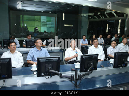 Peking, China. 31. August 2015. Chinesischer Vize-Premier Zhang Gaoli (3. L Front) spricht, nachdem er während seiner Inspektion von der Beijing Municipal Umweltschutzbüro in Peking, Hauptstadt von China, 31. August 2015 Berichte hört. © Pang Xinglei/Xinhua/Alamy Live-Nachrichten Stockfoto