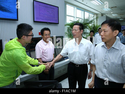 Peking, China. 31. August 2015. Chinesischer Vize-Premier Zhang Gaoli (2. R Front) schüttelt die Hand mit einem Angestellten Arbeiter bei seiner Prüfung der China Meteorological Administration in Peking, Hauptstadt von China, 31. August 2015. © Pang Xinglei/Xinhua/Alamy Live-Nachrichten Stockfoto