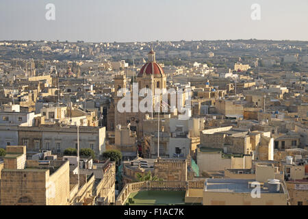 Blick von der Zitadelle auf die St. Georg Basilika (Mitte) und Rabat (oder citta Victoria), Gozo, Malta. Stockfoto