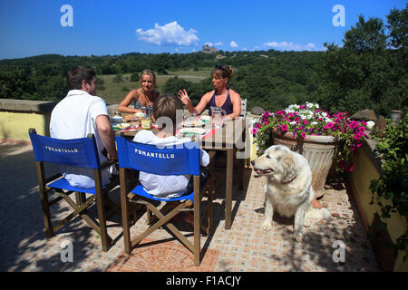 Torre Alfina, Italien, Familie sitzt an einem Tisch auf der Terrasse der Villa Pomantello Stockfoto