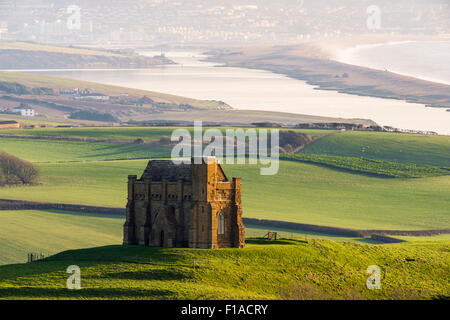 Blick auf St. Katharinen Kapelle, Abbotsbury in Dorset mit der Flotte Lagune hinter. Stockfoto