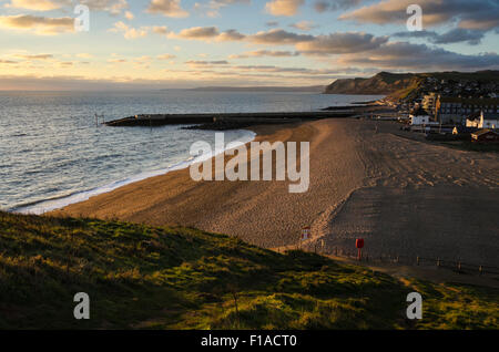 East Beach in West Bay in Dorset aussehende West von den Hängen des East Cliff auf dem South West Coast Path. Stockfoto