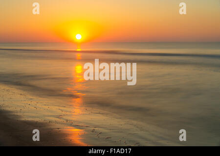 Sunrise-Ocean Surf Unschärfe Stockfoto