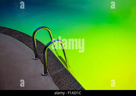 Schwimmbad in der Nacht mit bunten Lichtern Stockfoto