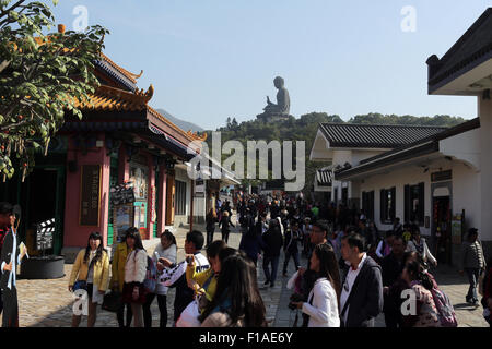 Hong Kong, China, Menschen am Fuße des Tian Tan Buddha auf Lantau Island Stockfoto