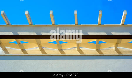 Weiße Bohnen Pergola Dach und blauer Himmel-Mesh-Muster Stockfoto