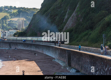 Teignmouth, Devon. 2015. Torbay Express Dampfzug auf einem Ausflug entlang der Brunel-Eisenbahn in Teignmouth. Stockfoto