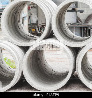 Kaution in Höhe von vorgefertigten Beton Ringe für Brunnen und Wasser Entladungen Stockfoto