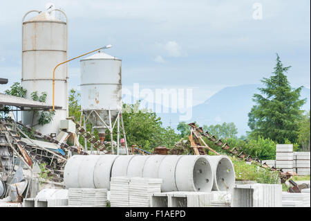 Kaution in Höhe von vorgefertigten Beton Ringe für Brunnen und Wasser Entladungen Stockfoto