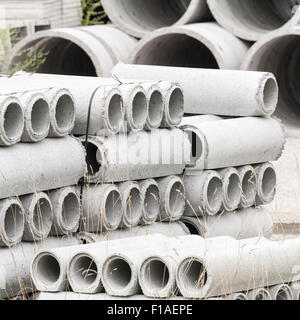 Kaution in Höhe von vorgefertigten Beton Ringe, Rohre für Brunnen und Wasser Entladungen Stockfoto