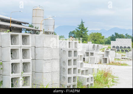 Kaution in Höhe von vorgefertigten Beton Ringe für Brunnen und Wasser Entladungen Stockfoto