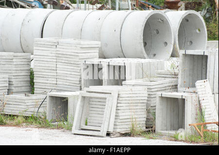 Kaution in Höhe von vorgefertigten Beton Ringe für Brunnen und Wasser Entladungen Stockfoto