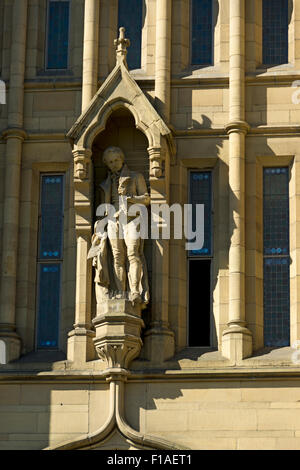 Statue von John Owens (von Harry Bates) über der Tür der Manchester University Tower, Oxford Straße, Manchester, England, UK Stockfoto