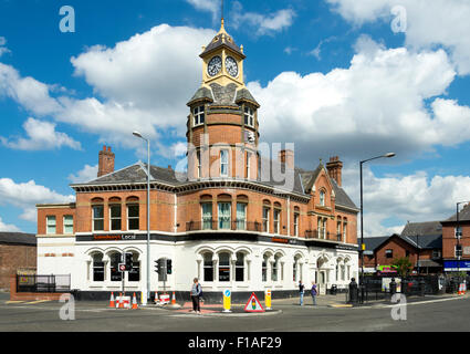 Sainsbury's Dorfladen, ehemals the White Lion Hotel (erbaut 1880, Grad II aufgeführten), Wilmslow Road, Withington, Manchester, UK Stockfoto