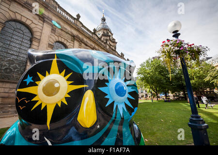 Die Eule-Skulptur „One Giant Hoot for Owlkind“ vor der St. Philip's Cathedral, Teil des Big Hoot Birmingham 2015, England Stockfoto