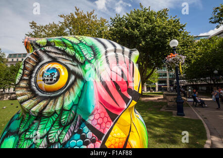 Die Skulptur 'Clash' Eule auf dem Cathedral Square, Teil des Big Hoot Birmingham 2015, England Stockfoto