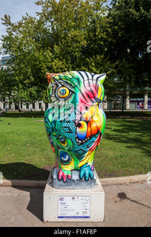 Die Skulptur 'Clash' Eule auf dem Cathedral Square, Teil des Big Hoot Birmingham 2015, England Stockfoto