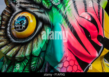 Die Skulptur 'Clash' Eule auf dem Cathedral Square, Teil des Big Hoot Birmingham 2015, England Stockfoto