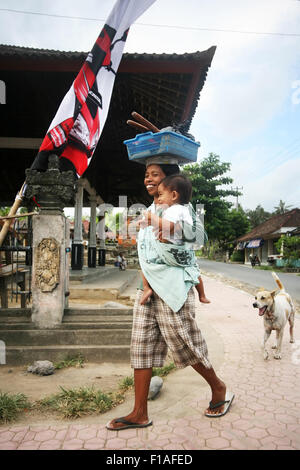 Ubud, Indonesien - 30. Oktober 2007: Die Indonesierin mit einer kleinen Tochter im Balines, einem Dorf auf Bali Stockfoto