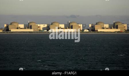 AJAXNETPHOTO. 22. JULI 2015. GRAVELINES, FRANKREICH. -KERNKRAFTWERK - AUS DEM KANAL ZU SEHEN. CENTRALE NUCLÉAIRE DE GRAVELINES IN NORD PAS DE CALAIS REGION AN DER KÜSTE ZWISCHEN DUNKERQUE UND CALAIS. FOTO: JONATHAN EASTLAND/AJAX REF: D152307 5820 Stockfoto