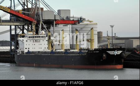 AJAXNETPHOTO. 22. JULI 2015. DUNKERQUE, FRANKREICH. -BULKER IN PORT-WÜSTE SIEG BEI DER COALING DOCK. FOTO: JONATHAN EASTLAND/AJAX REF: D152307 5812 Stockfoto