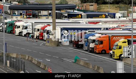 AJAXNETPHOTO. 22. JULI 2015. DUNKERQUE, FRANKREICH. -LKW FRACHT IM HAFEN WARTEN AUF EINE CROSS-CHANNEL-FÄHRE NACH DOVER BORD GEPARKT. FOTO: JONATHAN EASTLAND/AJAX REF: D152307 5810 Stockfoto