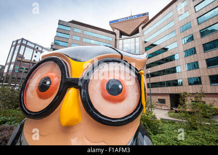 Die Skulptur der 'Graduate' Owl außerhalb des Wesleyan-Gebäudes am Colmore Circus Queensway, Teil des Big Hoot Birmingham 2015, England Stockfoto