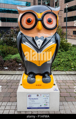 Die Skulptur der 'Graduate' Owl außerhalb des Wesleyan-Gebäudes am Colmore Circus Queensway, Teil des Big Hoot Birmingham 2015, England Stockfoto