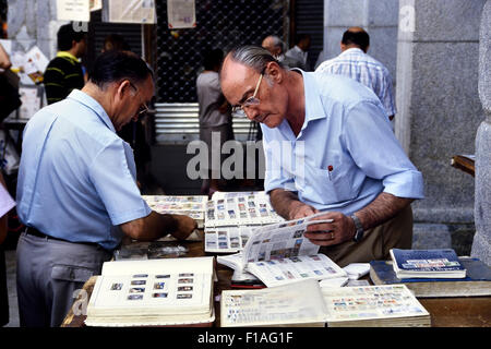 Der Sonntag-Briefmarken und Münzen Markt Plaza Mayor. Madrid. Spanien Stockfoto