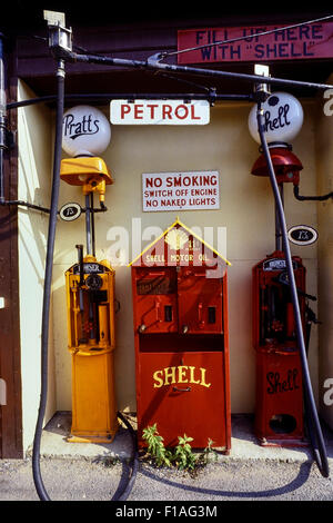 Alte Tankstelle Pumpen im Amberley Museum & Heritage Centre. West Sussex. England. UK Stockfoto