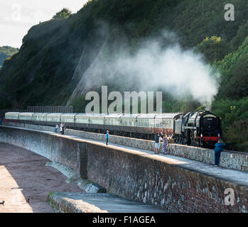 Die Torbay Dampf-Expresszug bewegt sich entlang der Küstenlinie von Brunel in Teignmouth, Devon auf dem Weg von Paignton nach Bristol. Stockfoto